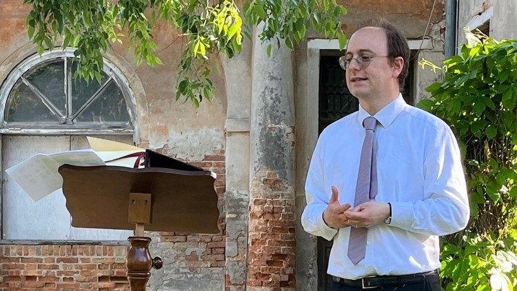 Il pastore valdese Fabio Traversari, mentre introduce la prima lettura della "Bibbia in città"