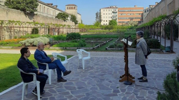 Lettura mattutina il 5 maggio nel giardino del convento dei Carmelitani a Venezia