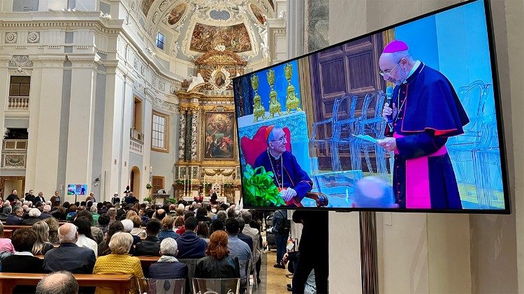 Il saluto del vescovo di Macerata al cardinale Parolin visto dai fedeli in fondo alla cattedrale, foto EmmeTv