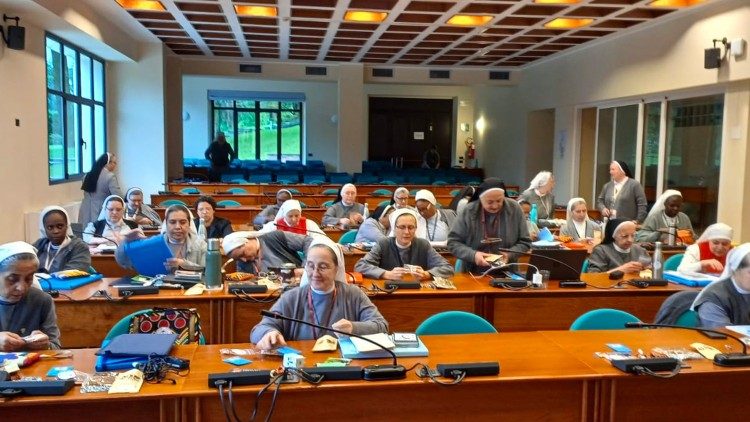 Irmãs delegadas durante os trabalhos na sala capitular