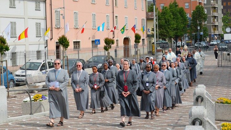 Irmãs seguem em procissão durante a abertura do XIII Capítulo Geral