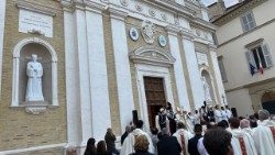 Parolin-a-Macerata-inaugurazione-statue-Matteo-Ricci-cattedrale-copy--rsz.jpg