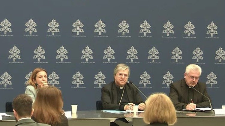 La conferenza stampa di presentazione del messaggio del Papa per la Giornata mondiale del migrante nella Sala Stampa della Santa Sede