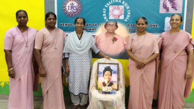 A comunidade das irm?s que se dedicam  atividade de assistncia social em Deli: Ir. Lata Lakra, Ir. Ancy George, Ir. Manju Kulapuram, Ir. Damyanti Ekka e Ir. Regina Ruzario