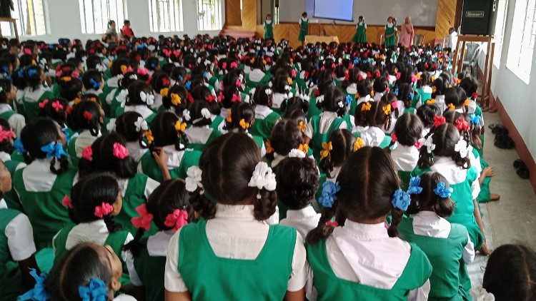 Sr Mary Dhanam donnant un cours de sensibilisation