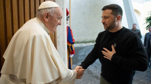 MAP Francis gives Ukrainian President sculpture of olive branch
