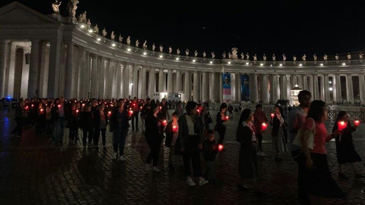 Fieles en la Plaza de San Pedro para el Rosario