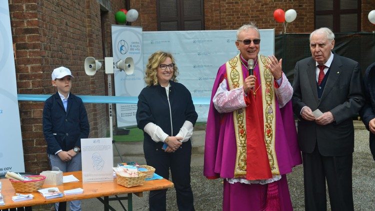 Soemia Sibillo, direttrice Cav Mangiagalli, al centro, monsignor Carlo Faccendini, abate della Basilica di Sant'Ambrogio di Milano e Luigi Bonzi presidente del Cav Mangiagalli