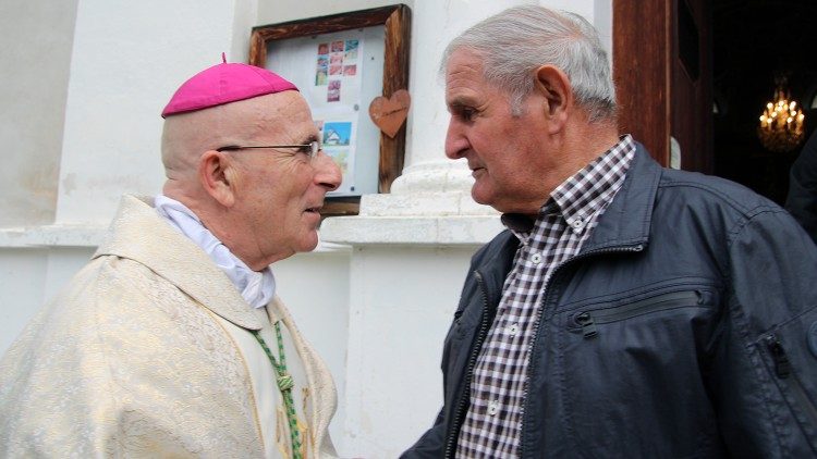 Bischof Joseph M. Bonnemain tröstet die Betroffenen von Brienz