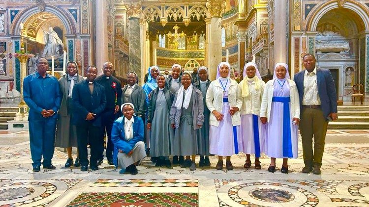 Watanzania waishio Roma na Jenerali Mabeyo mara baada ya Misa Takatifu katika Kanisa Kuu la Mtakatifu Yohane , Roma