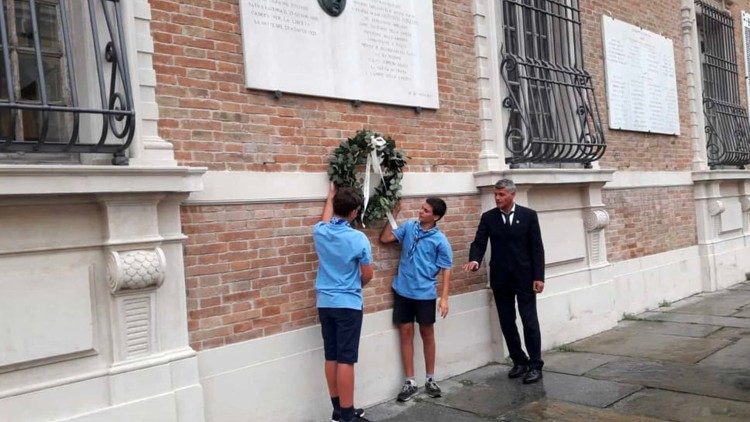 Corona d'alloro posta dagli scout sul luogo dell'aggressione mortale a don Minzoni, ad Argenta