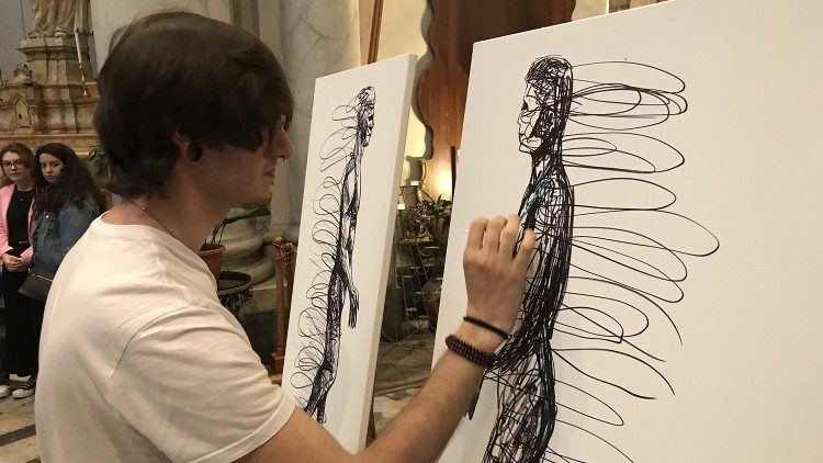 Uno dei ragazzi dell'Accademia delle Belle Arti di Catania mentre realizza un opera ispirata al messaggio del Papa "parlare con il cuore e farlo con mitezza"