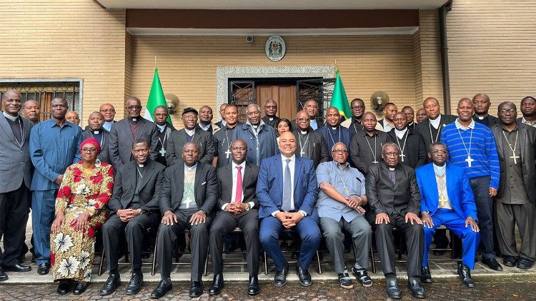 Jenerali Mabeyo alishiriki Mkutano wa Maaskofu pia Ubalozi wa Tanzania nchini Italia