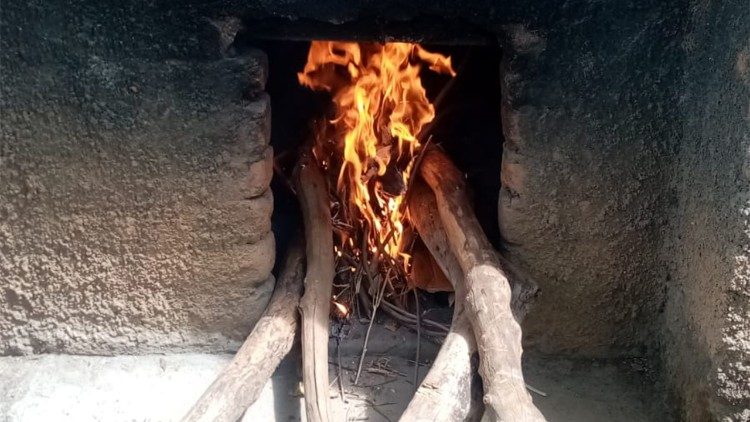 El primer horno fabricado por jóvenes apoyados por las franciscanas angelinas