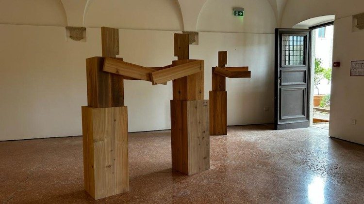 Le sculture lignee di Álvaro Siza che plasticamente sembrano parlarsi e parlare all'altro che si accoglie