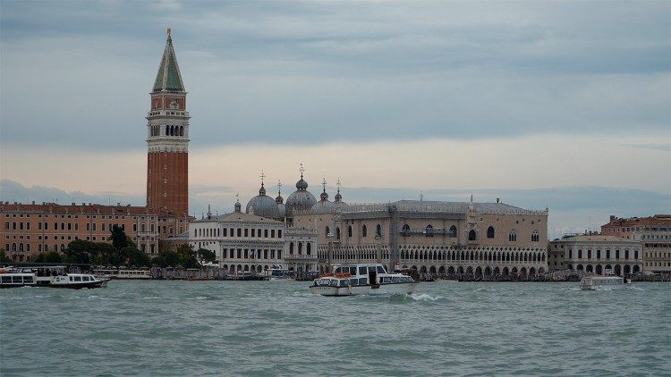 Vue sur le palais des Doges depuis le pavillon du Vatican à la Biennale d'architecture de Venise. 