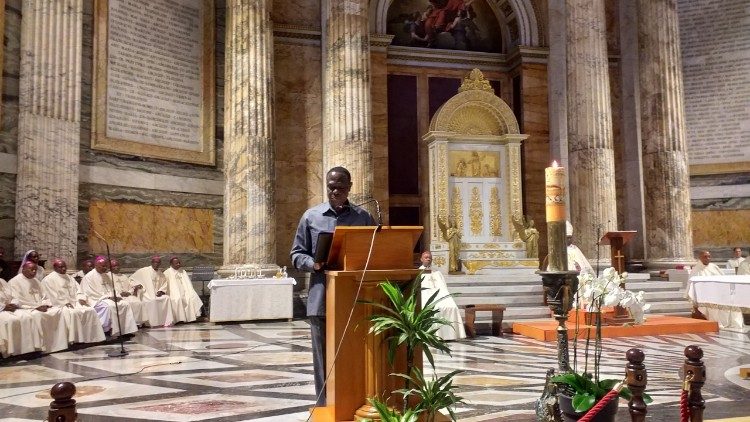 Jenerali Mabeyo amekuwa akisoma masomo wakati wa misa ya Maaskofu katika Makanisa makuu Roma