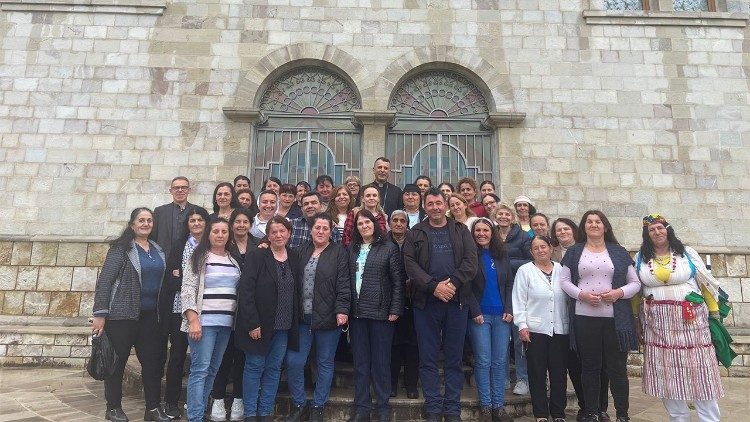 Imzot Simon Kulli me bashkësinë famullitare