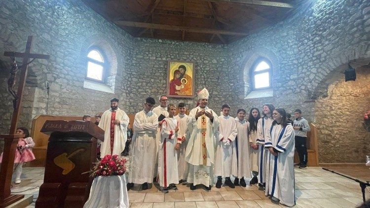 Vizita baritore e ipeshkvit të Sapës, imzot Simon Kullit, në Blinisht-Gjadër
