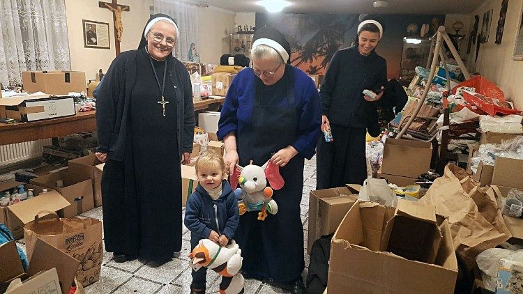 Siervas de la Inmaculada Concepción de la Santísima Virgen María en el almacén donde se recogen las cosas para los refugiados