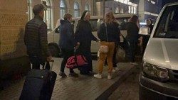 Suore-che-accompagnano-i-rifugiati-dalla-stazione-ferroviaria-alla-loro-casa.jpg