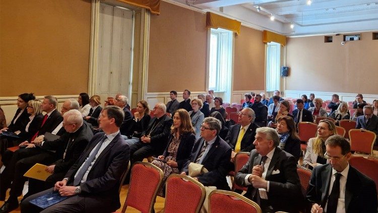 Az érdeklődő hallgatóság