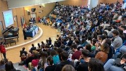Premio-croce-evento-giurie-popolari-scuole-superiori-studenti-leggono-libri-Vasto-aula.jpeg