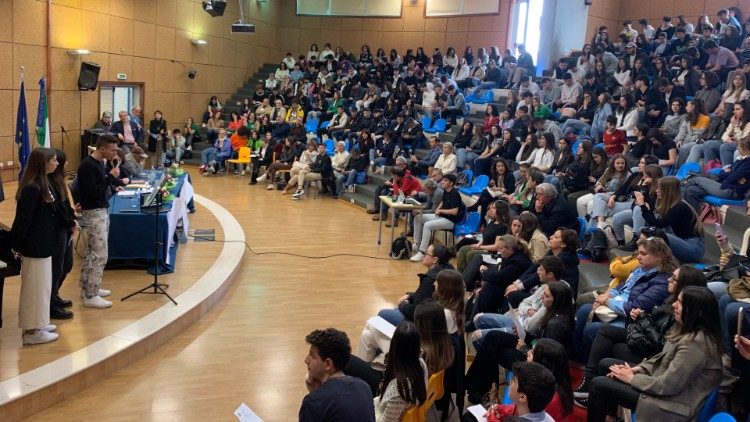 Tre studenti leggono le motivazioni del giudizio della loro giuria popolare 