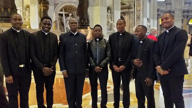 Wanafunzi Roma wakiwa na Jenerali Mabeyo katika Kanisa Kuu la Mtakatifu Petro