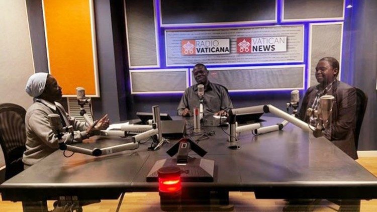 Jenerali Mabeyo ndani ya Studio za Vatican