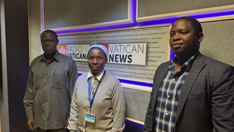 Picha yetu ya pamoja  Jenerali Mabeyo na major  Adam John Minzi  ndani ya studio.