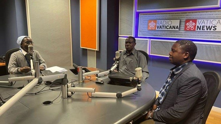 2023.05.21 Mkuu wa Majeshi Mstaafu wa Tanzania,(JWTZ), Jenerali Venance Salvatory Mabeyo ndani ya Studio za Radio Vatican.