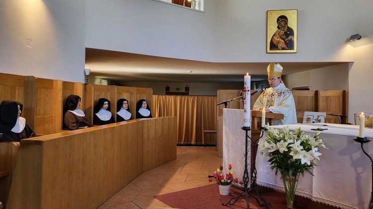 Kretingos klarisės minėjo 25 metų sukaktį. Mišias aukojo Telšių vyskupas A. Jurevičius