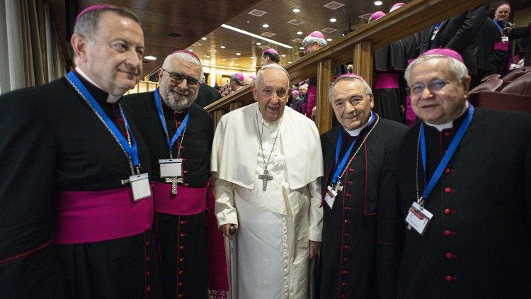 Papa Francesco con i vescovi delle zone alluvionate dell'Emilia-Romagna: da sinistra, monsignor Ghizzoni (Ravenna-Cervia), monsignor Mosciatti (Imola), monsignor Corazza (Forlì-Bertinoro), monsignor Toso (Faenza-Modigliana)