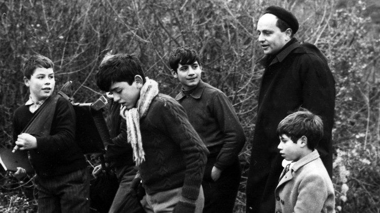 Don Milani visse a Barbiana dal 1954 al 1967 data della sua morte (foto dell'Archivio della Fondazione don Lorenzo Milani)