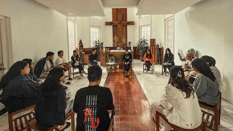 Synod youth participants at Minor Basilica of the Black Nazarene (courtesy of PYM Quiapo)