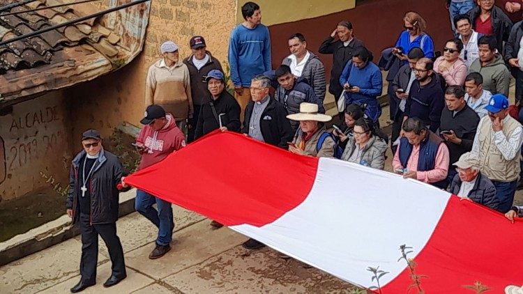 Les évêques aux côtés du peuple de Piura.