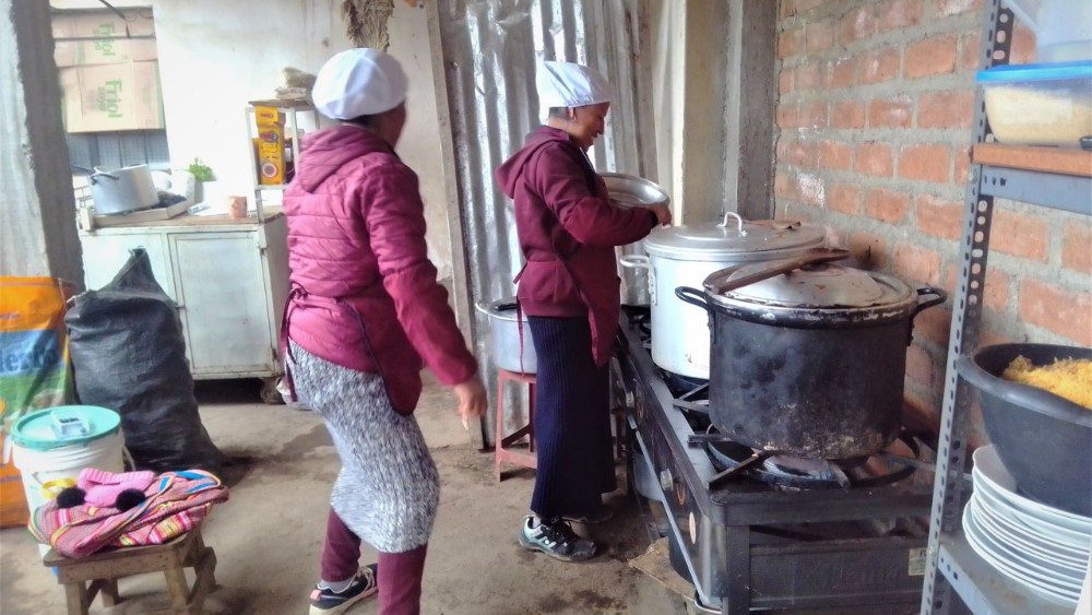 Socias de la olla comn Sa?os Chaupi en labor de cocina
