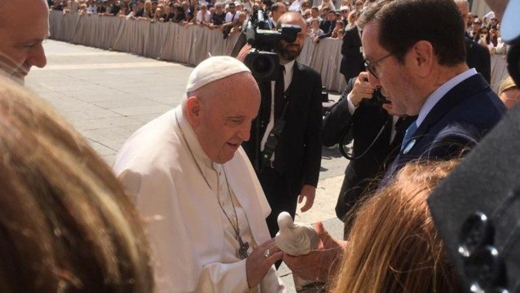 Pablo Garamendi Lecanda junto al Papa durante la Audiencia General.
