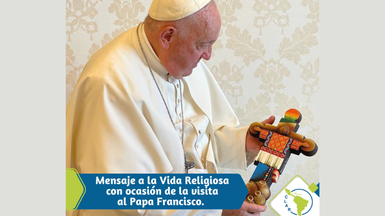 La CLAR entregó al Papa una cruz elaborada por artesanas y artesanos de los pueblos originarios de Chiapas (México), que tiene moldeada una mujer abrazada a la cruz y contemplando el horizonte -y que es el signo que como recuerdo de esta visita vamos dejando por donde pasamos-.