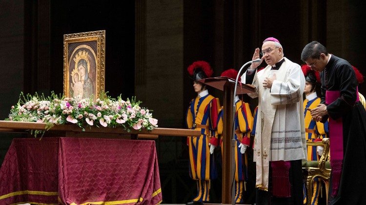 Fedeli in Piazza san Pietro per il Rosario