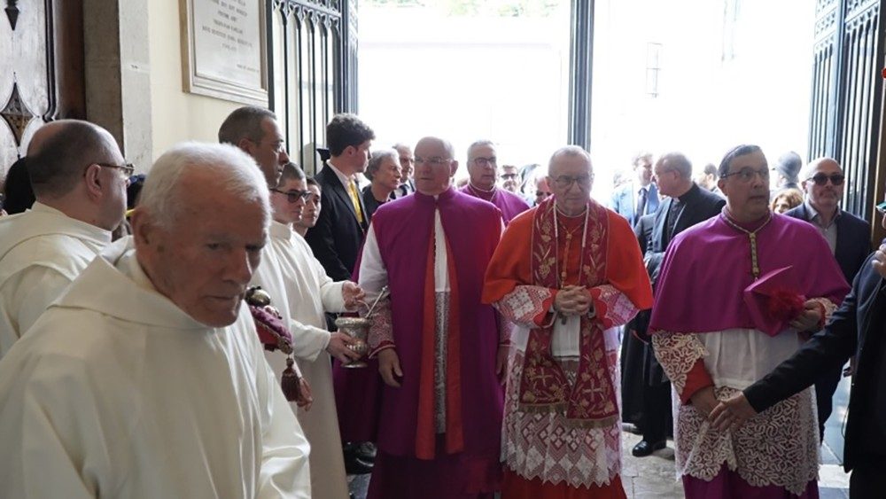 L'ingresso del cardinale Parolin nel Santuario di Santa Maria di Montevergine (Avellino)