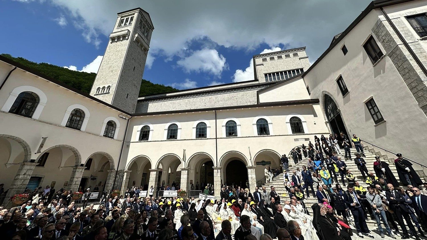 Giubileo dell’abbazia di montevergine. Parolin: il papa vicino a chi soffre per il lavoro - vatican news
