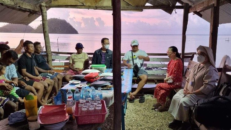 Sr. Evangeline Paras and Ms Elvira Yap-Go with people in a suburb town in the Philippines (courtesy of Sr. Evangeline Paras)