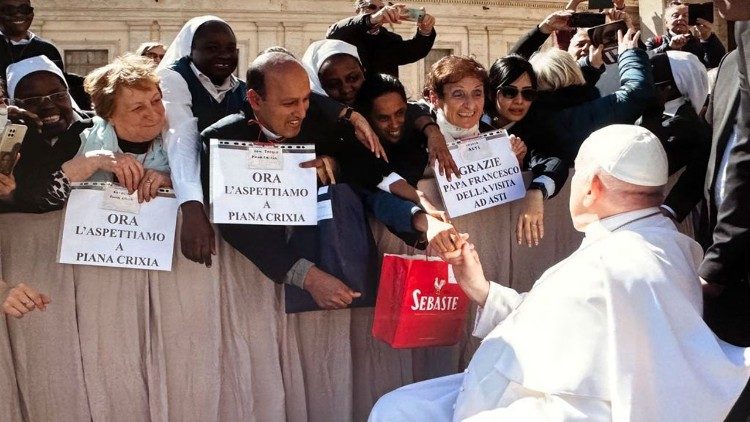 15 marzo 2023: Il Papa riceve una scatola di cioccolatini piemontesi in Piazza San Pietro a margine dell’udienza generale