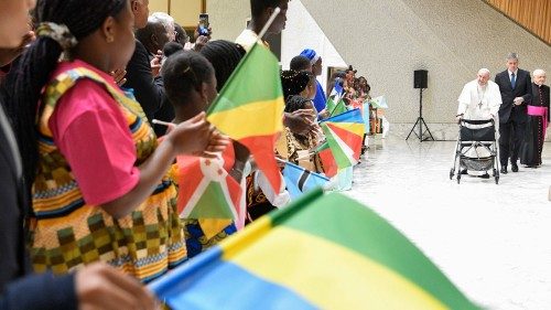 Il Papa ai bambini africani: Lottare per la pace, l'umanità è in grave pericolo