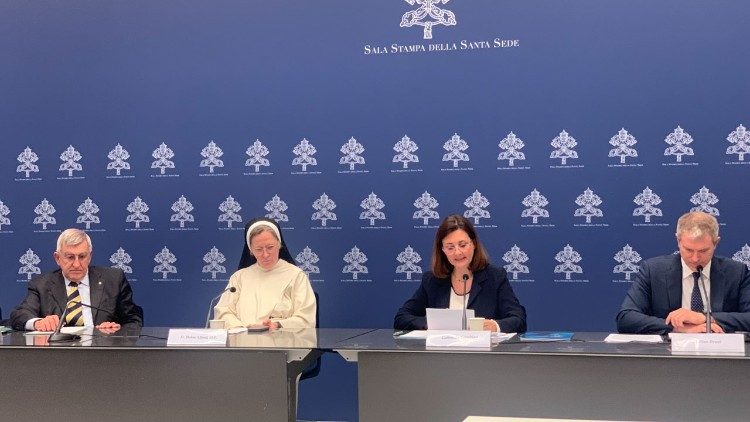 Un momento della presentazione del Family Global Compact in Sala Stampa Vaticana