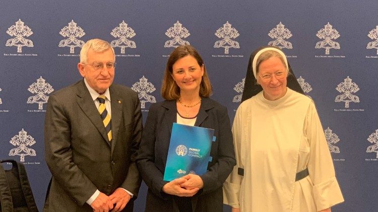 Un momento de la presentación del Family Global Compact en la Oficina de Prensa Vaticana