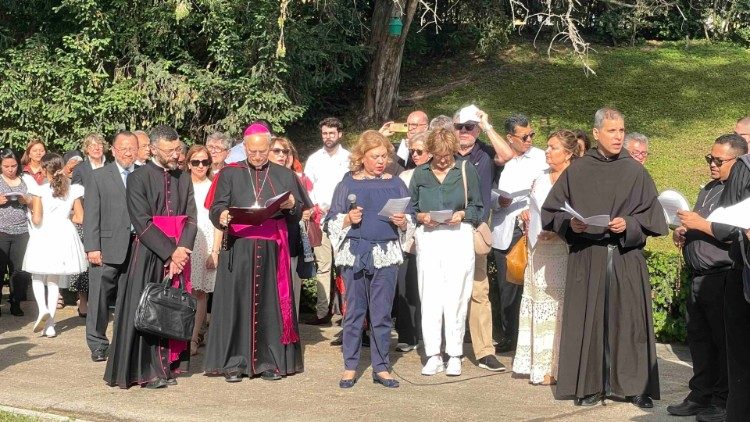 Caminando orando, hacia las estaciones que componen este rosario