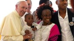 Papa-Francesco-Famiglia-Patto-Globale-Family-Global-Compact.jpg